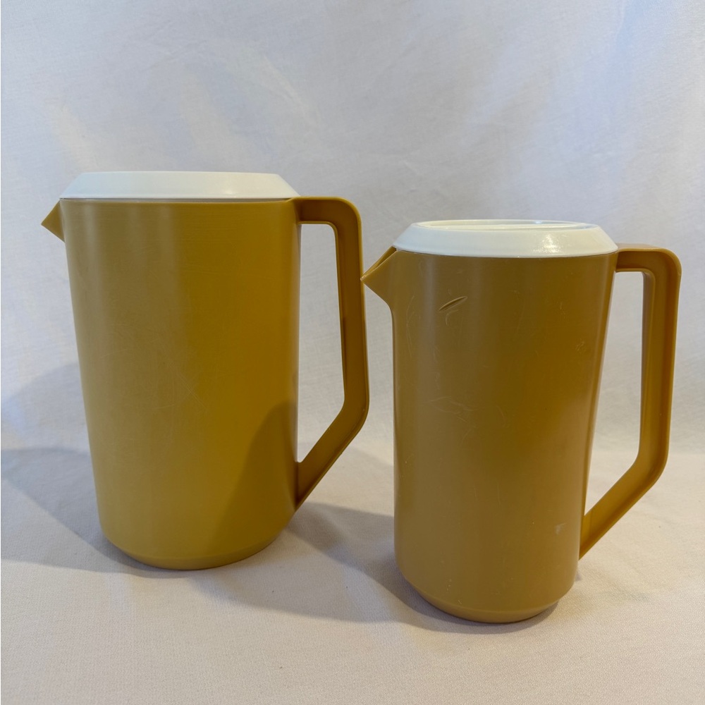 Vintage Yellow Rubbermaid Pitchers Lot 2 (1 Gallon and 2.25 Qt) with Lids USA - Picture 3 of 9